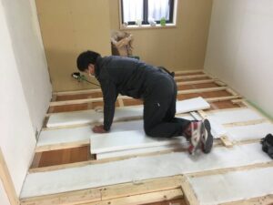 大阪旭区　S邸　ピロティに接する床部に断熱材を入れる。