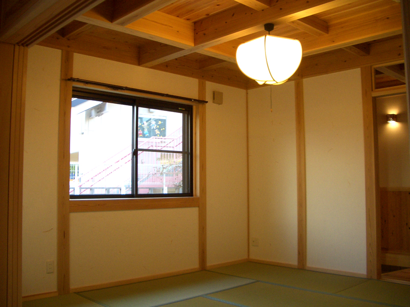 生野勝山 KD様邸　リビング。壁には土佐和紙を貼っています。