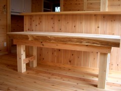 キッチンの前にはカウンターと木のぬくもり溢れる椅子を。
