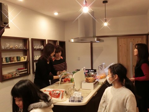 八尾 東弓削 T邸　キッチンは皆が集まる楽しい空間に。