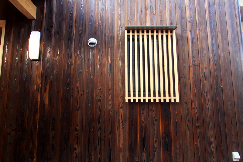 神戸春日台 T様邸『家族が心ゆたかに過ごす無垢の家』 焼杉と無垢材の格子が和の優しい雰囲気を創り出しています。