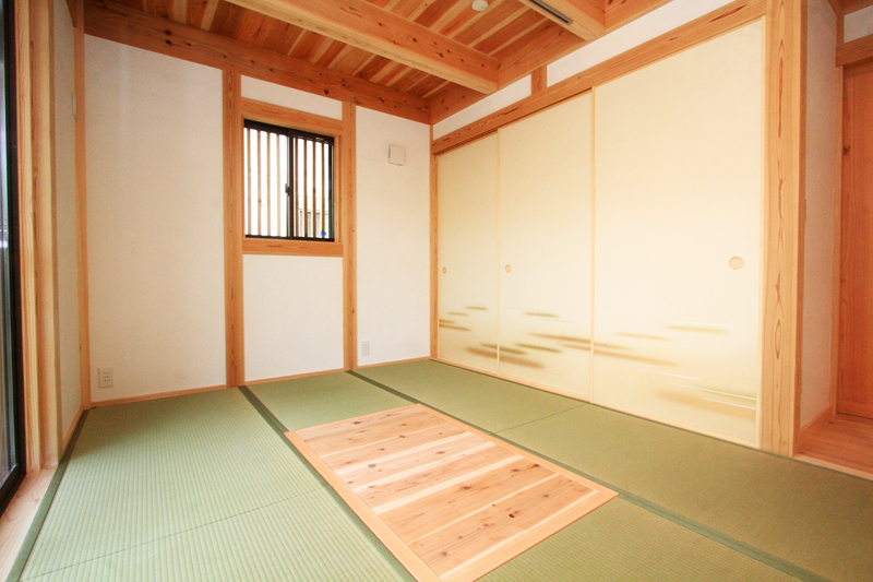 神戸春日台 T様邸『家族が心ゆたかに過ごす無垢の家』 和室の中心は掘りごたつに。