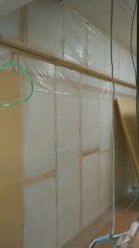 大阪旭区　自然素材のマンションリフォーム　壁断熱材施工02
