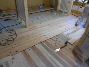 奈良広陵　無垢と漆喰の耐震リフォーム　１階床仕上杉板貼開始01