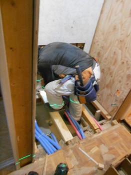 大阪 交野　自然素材健康住宅の耐震リフォーム　洗面所床廻り補強