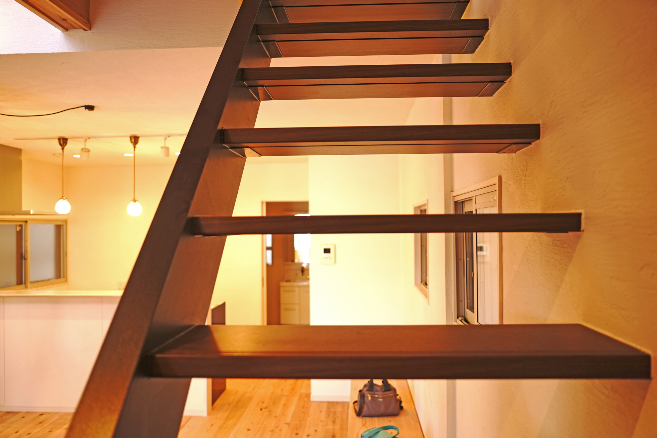 藤井寺市『明るく開放的な吹き抜けリビングの家』階段
